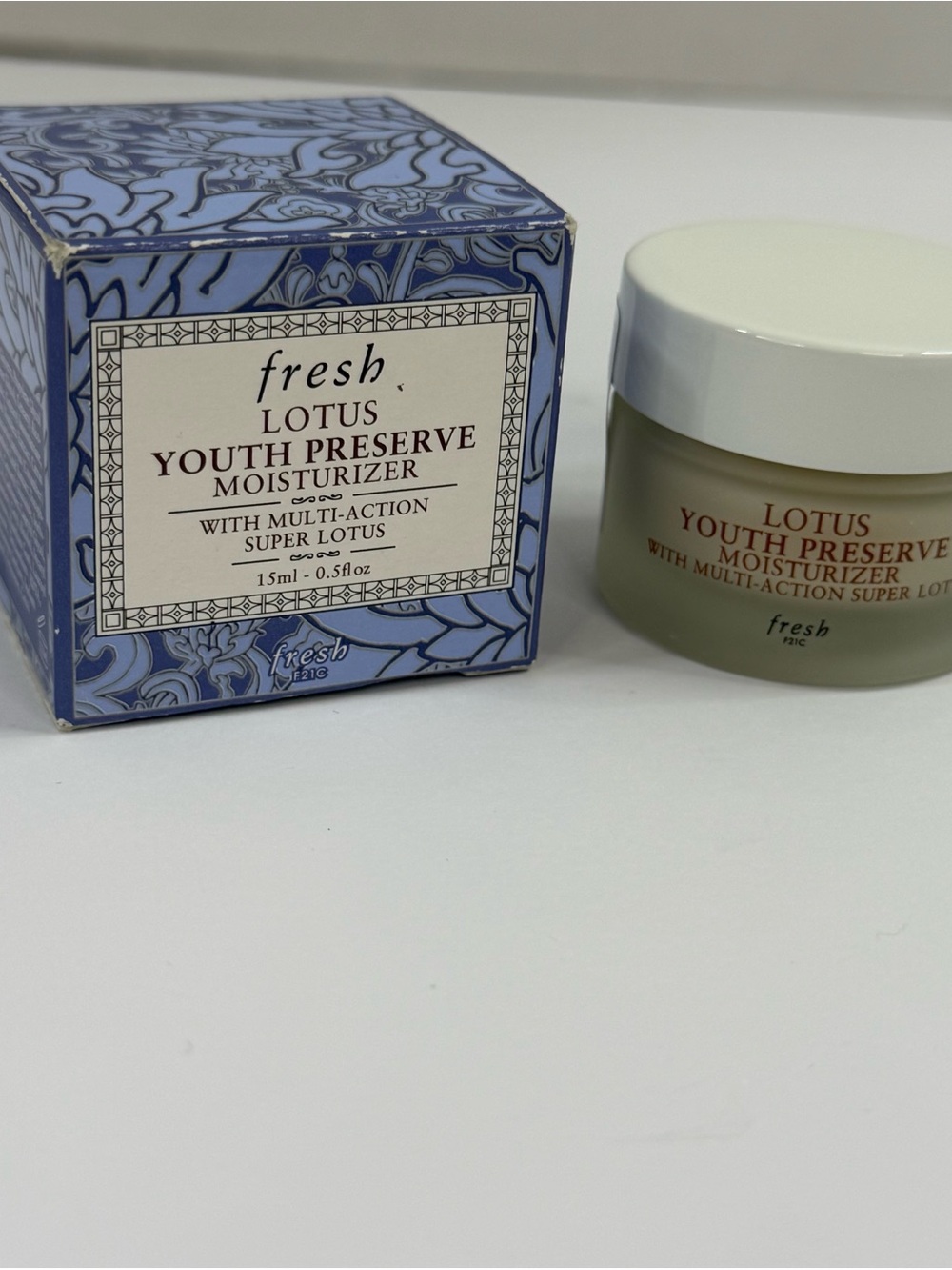 Fresh Lotus Youth Preserve. Moisturizer with Multi-action Super Lotus 15 mL